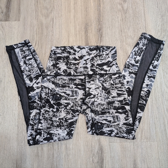 lululemon athletica Pants - Lululemon Black & White Patterned Mesh Panel Leggings – Size 4